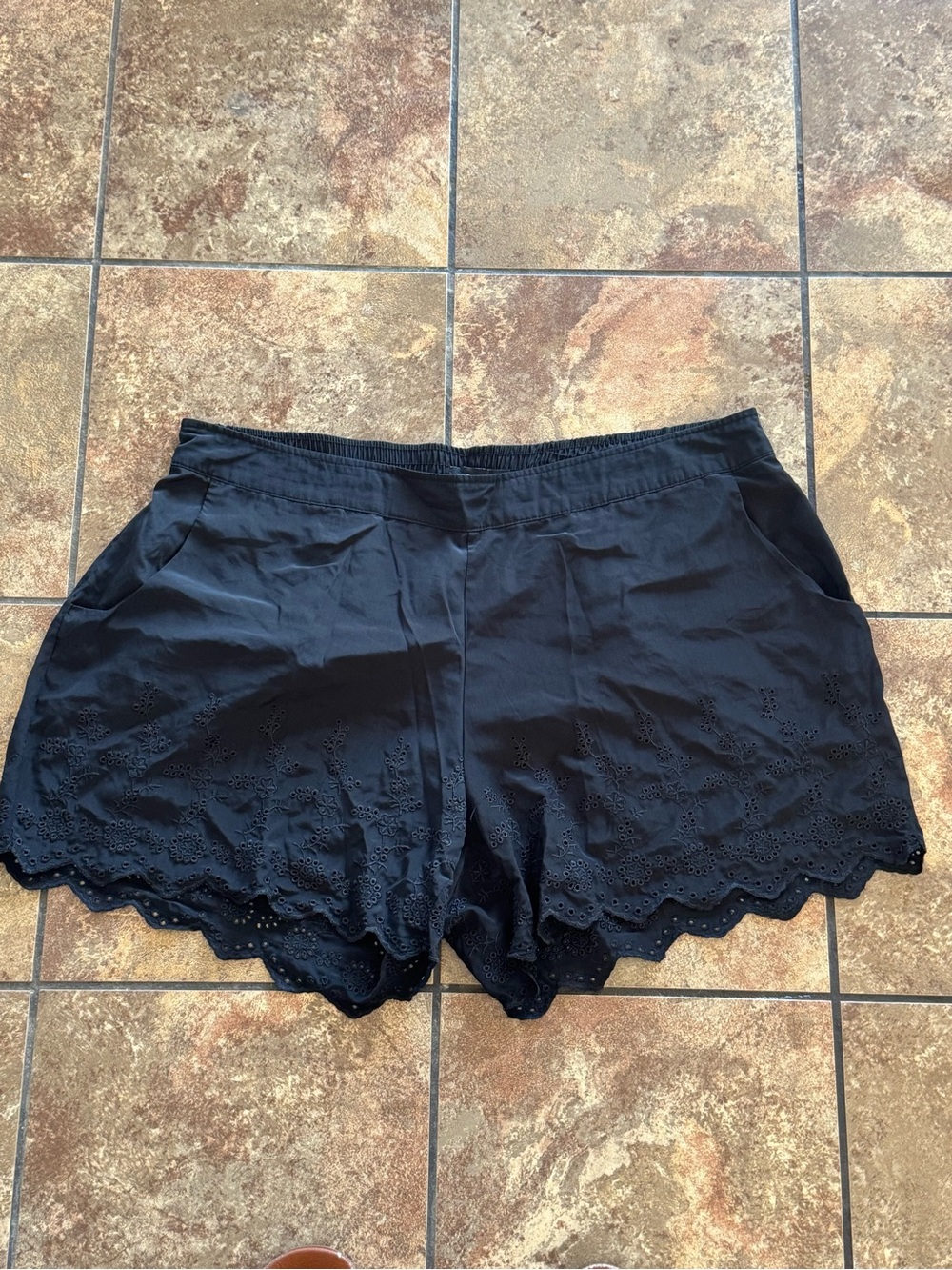 Torrid Black Eyelet Scalloped-Hem Shorts
Size 2xl 40”waist
